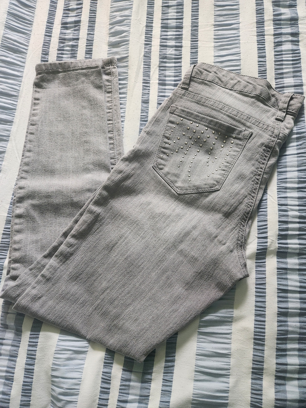 Anne Klein Light Gray Skinny Jeans with Back-Pocket Studs